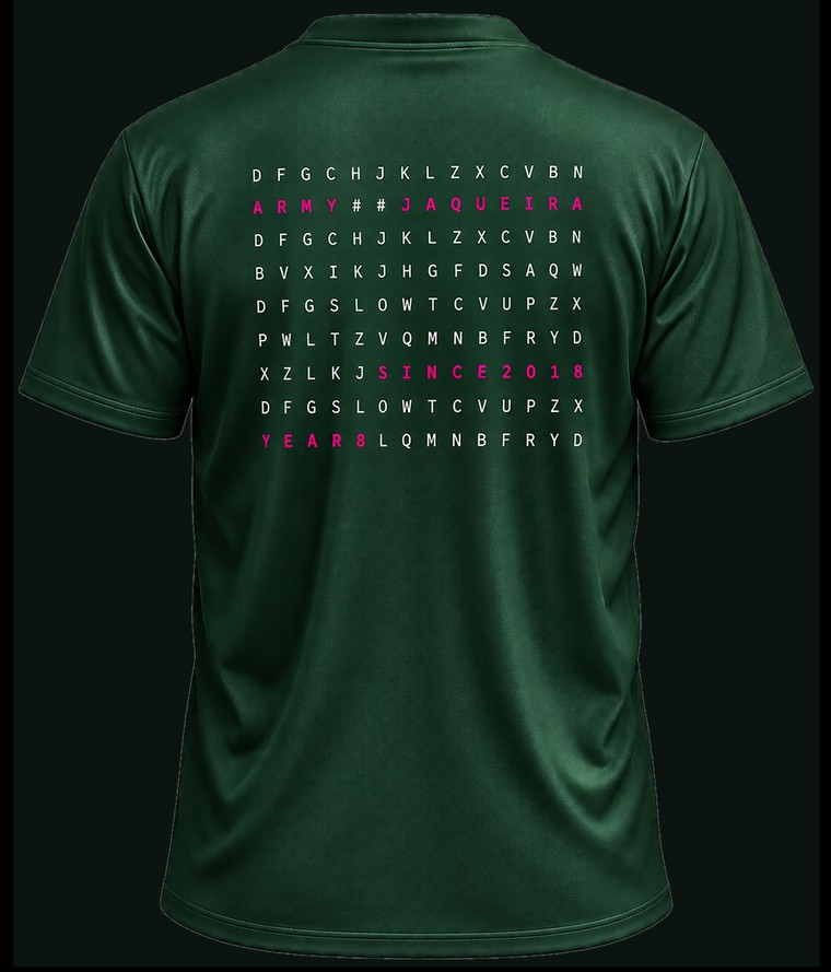 Costas da camisa: entre as letras aparecem, em rosa, Army Jaqueira, Since 2018 e Year 8