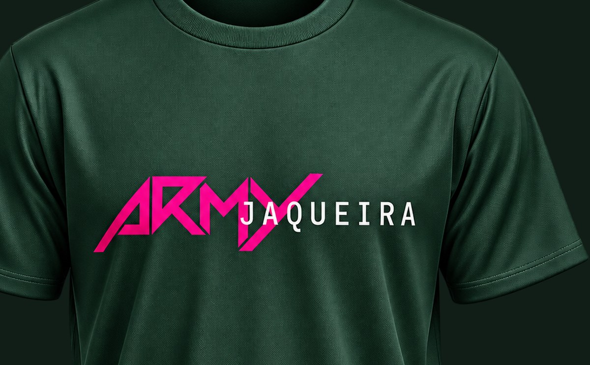 Close do peito da camisa com a marca Army em rosa e Jaqueira em branco